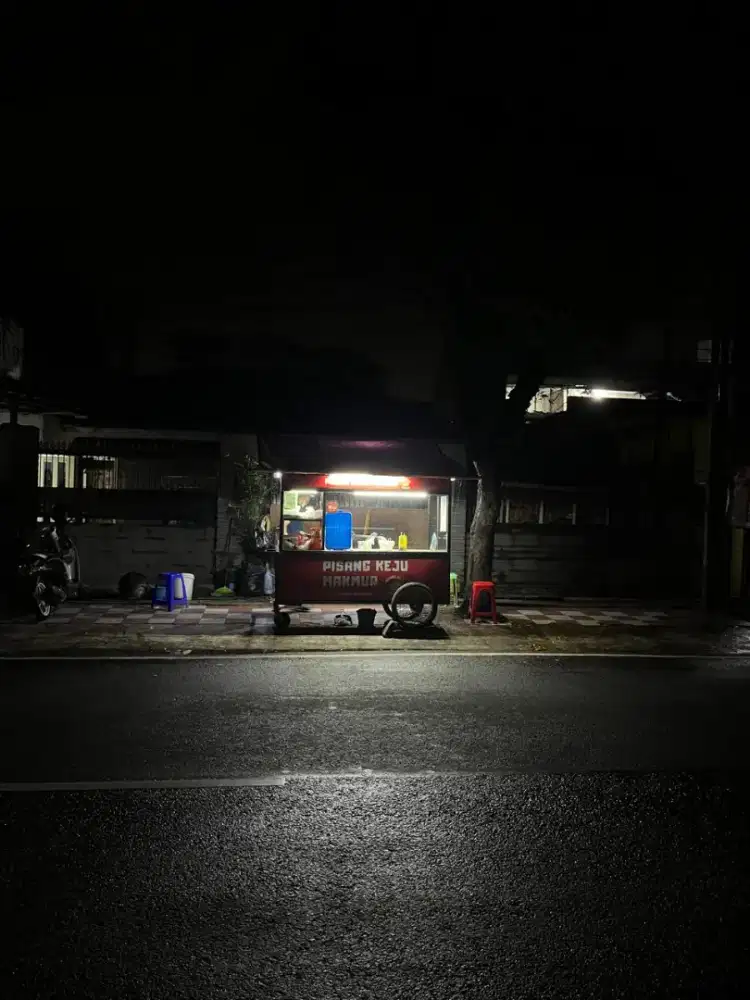 Penjaga outlet gerobak Pisang Keju Makmur
