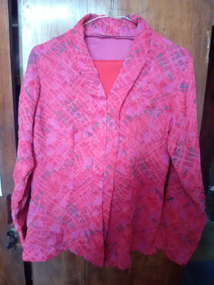 Kebaya model Kartini bermotif cantik, warna fuchsia