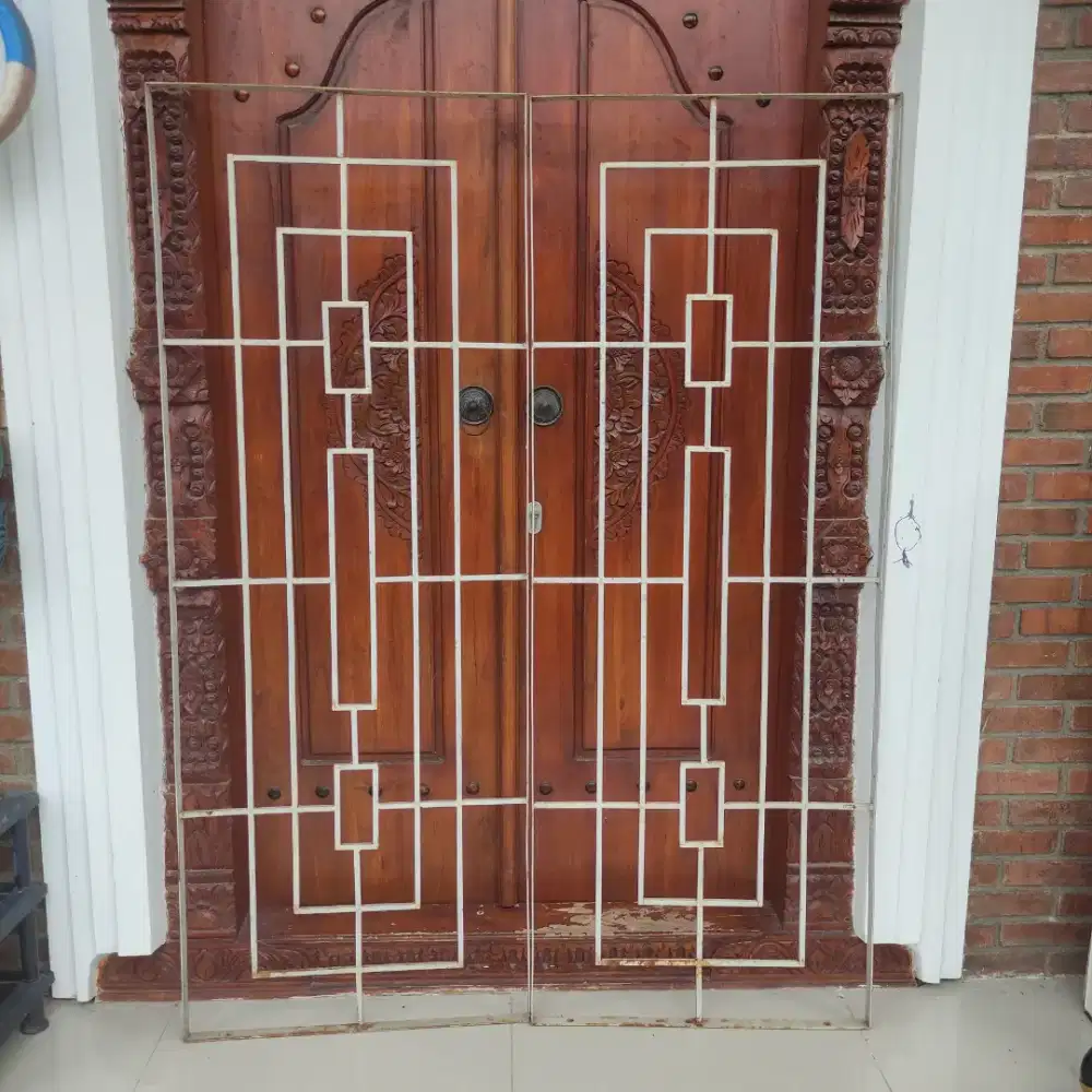 Preloved Teralis Jendela ukuran 156,5 cm x 58,5 cm