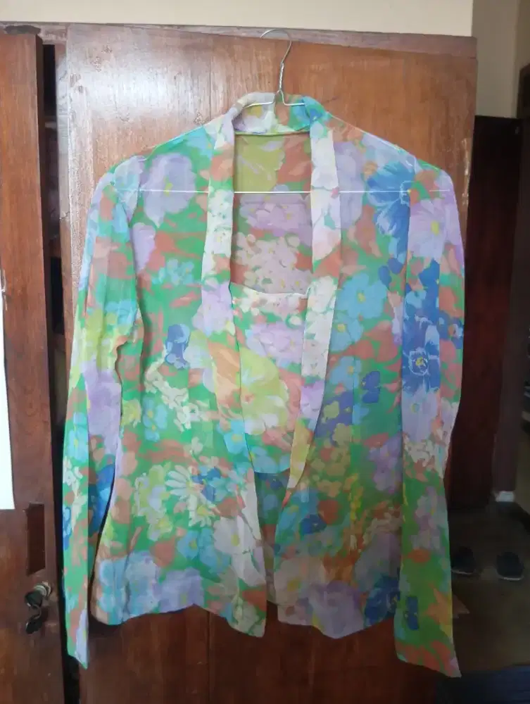 Kebaya jadul model kutubaru, motif/corak bunga, warna biru hijau