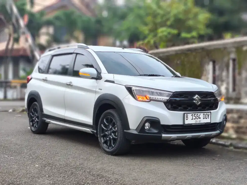 XL-7 HYBRID AT SEPERTI BARU