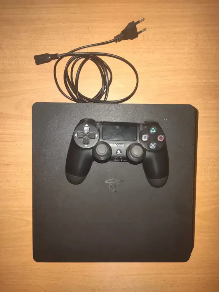 Di jual PS4 slim 500 GB