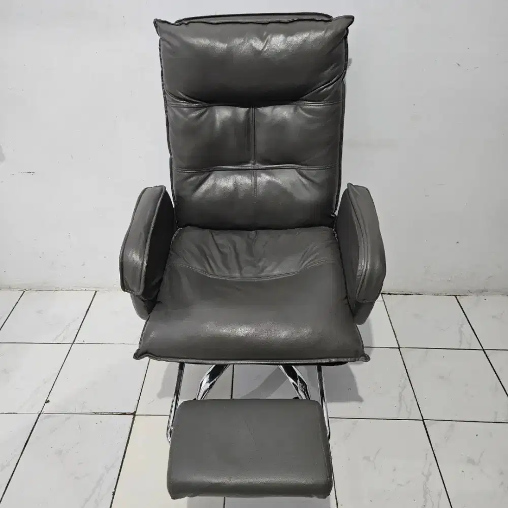 Kursi direktur bahan kulit ada leg rest nya