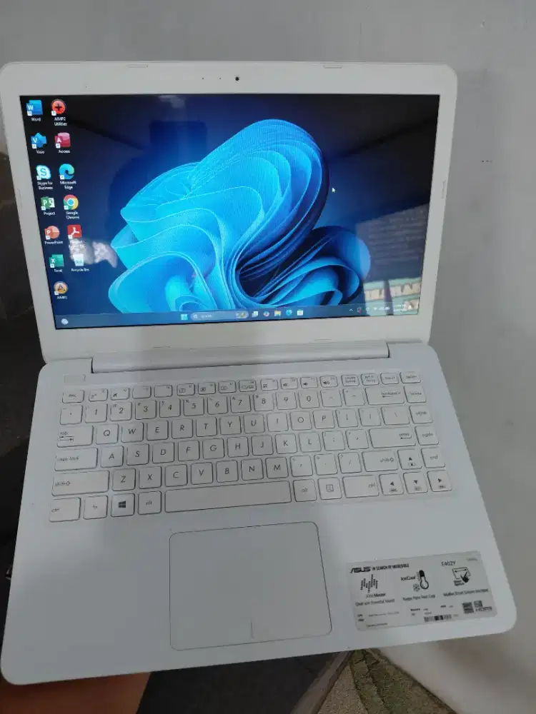 Asus E402Y AMD E2 7015/4/256ssd Muluz
