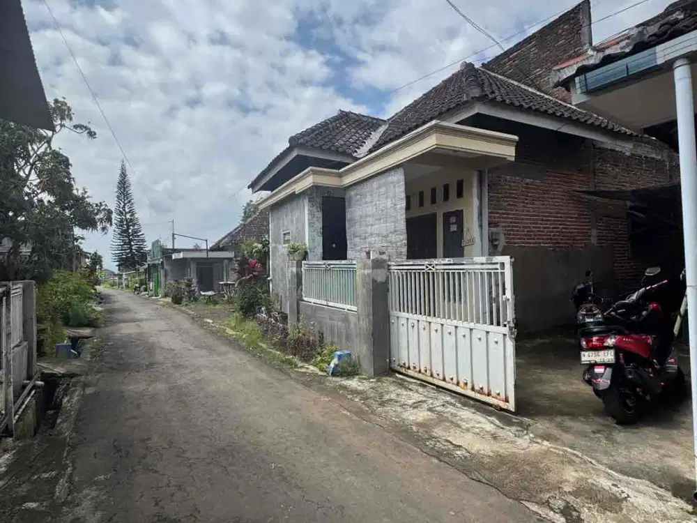 RUMAH KAMPUNG PINGGIR JALAN ASPAL