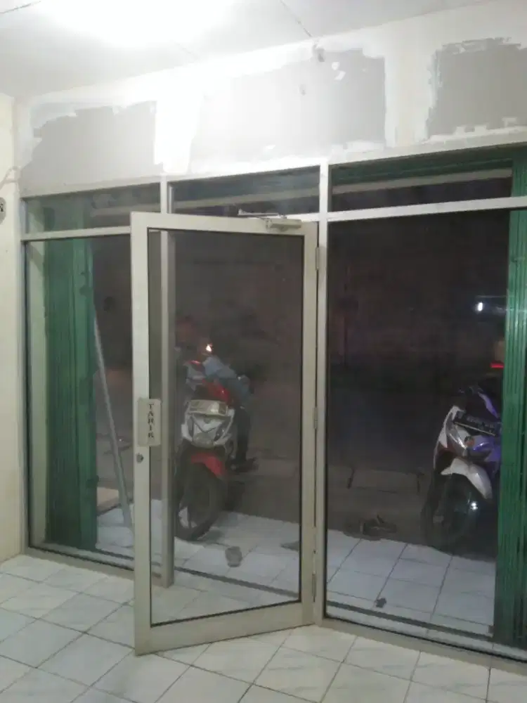 Partisi kaca pintu utama ruko
