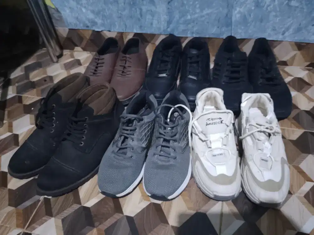 Di jual sepatu jarang di pakai