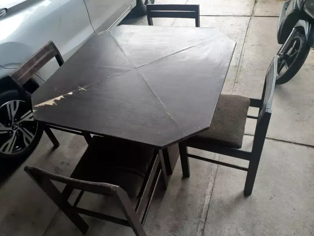 Dijual 1 set meja makan dan 4 kursi ( bekas )