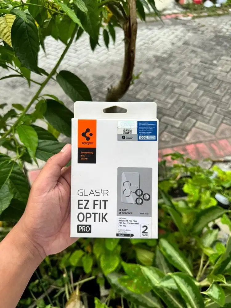 Spigen glass tr EZ fit optik pro tempered glass camera iphone 15 pro