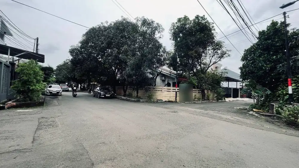 Rumah Hoek Puan Timur Hitung Tanah Dekat MKG