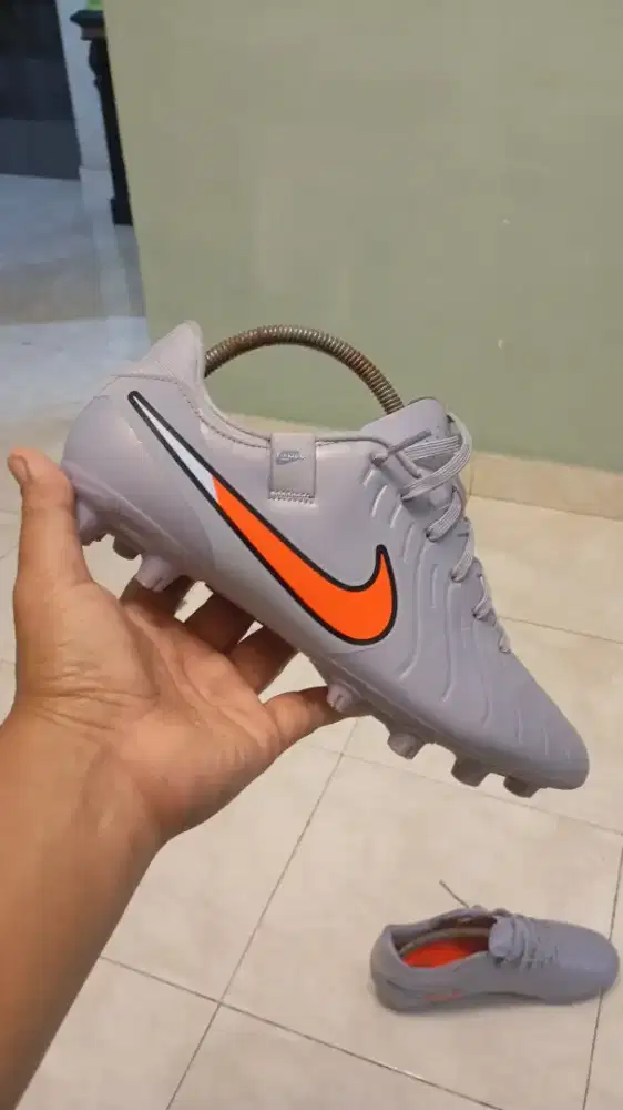 Sepatu bola Nike bekas rasa baru