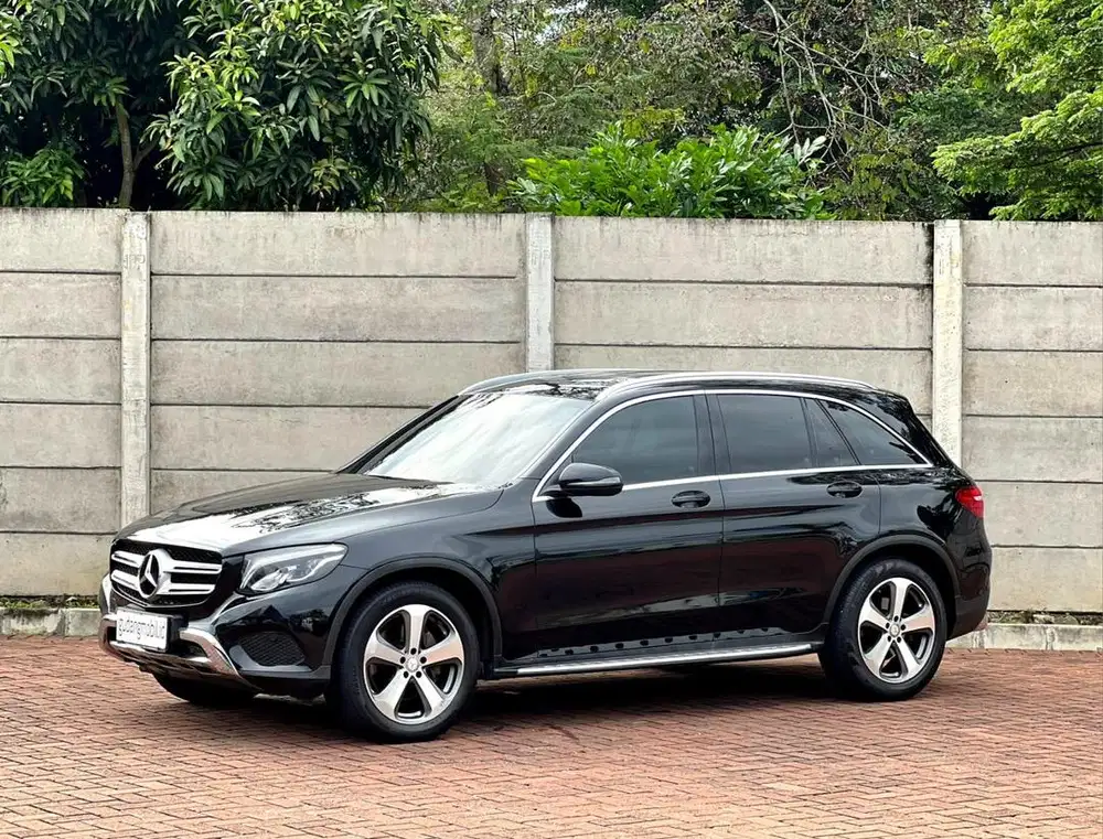 LOW ODO MULUS ! Mercedes Benz GLC250 EXCLUSIVE AT 2017 Hitam Black