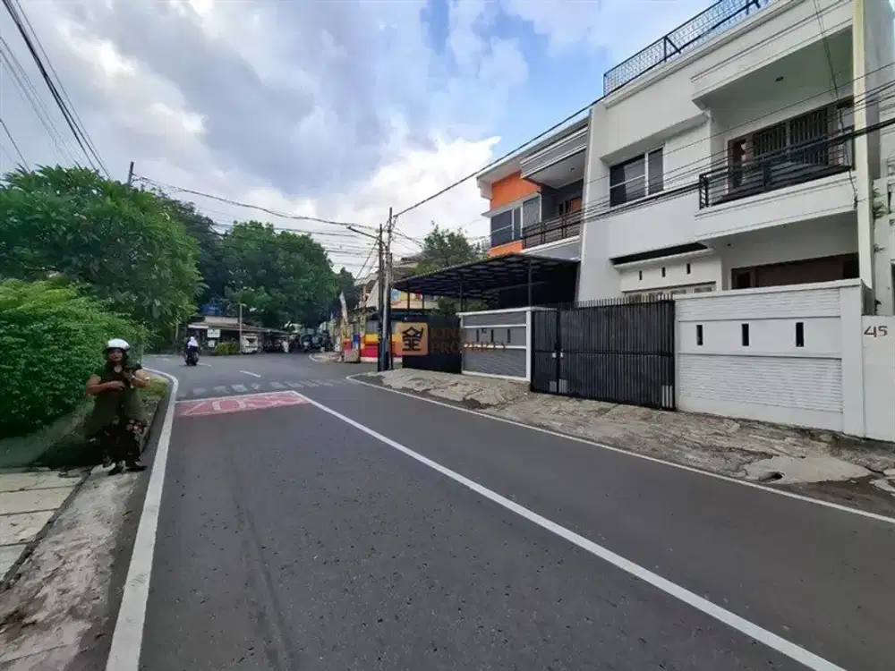 Disewakan Rumah 3 Lantai Tomang Rawa Kepa Raya Desain Modern Minimalis Tropis, Depan Jalan Raya Dekat Tol & Central Park