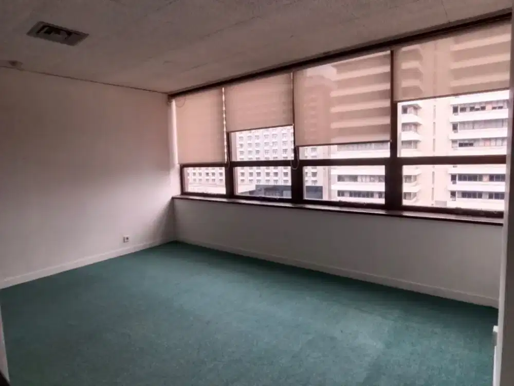 SEWA  KANTOR DI JAKARTA PUSAT THAMRIN  57M2  PARTISI  150K NEGO