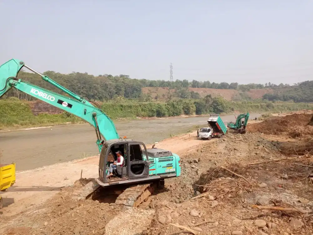 Bongkaran tua land clearing turap gali pondasi