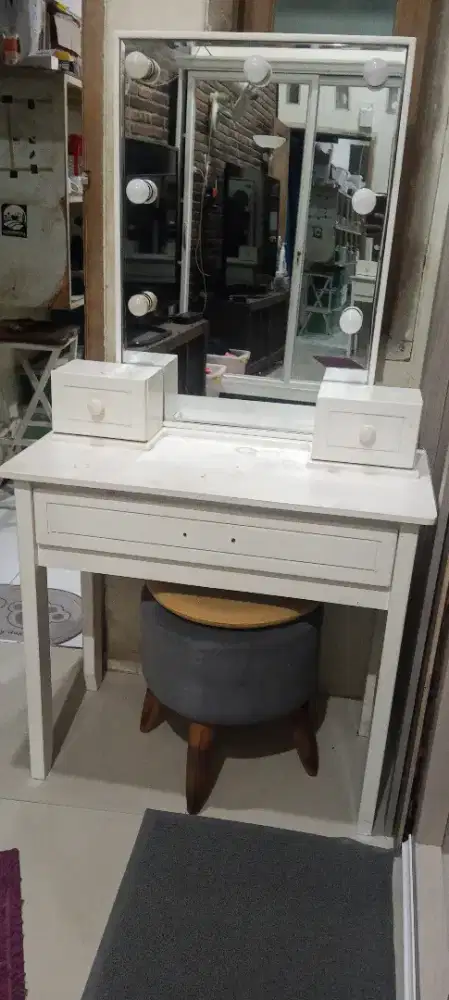 Meja rias dico warna putih untuk