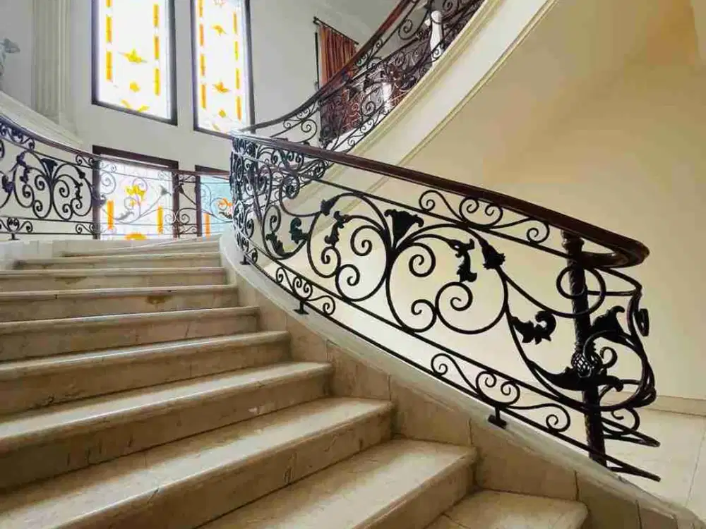 Kesempatan Langka! Rumah Mewah di Jalan Utama Cluster Raffles Hills Cibubur