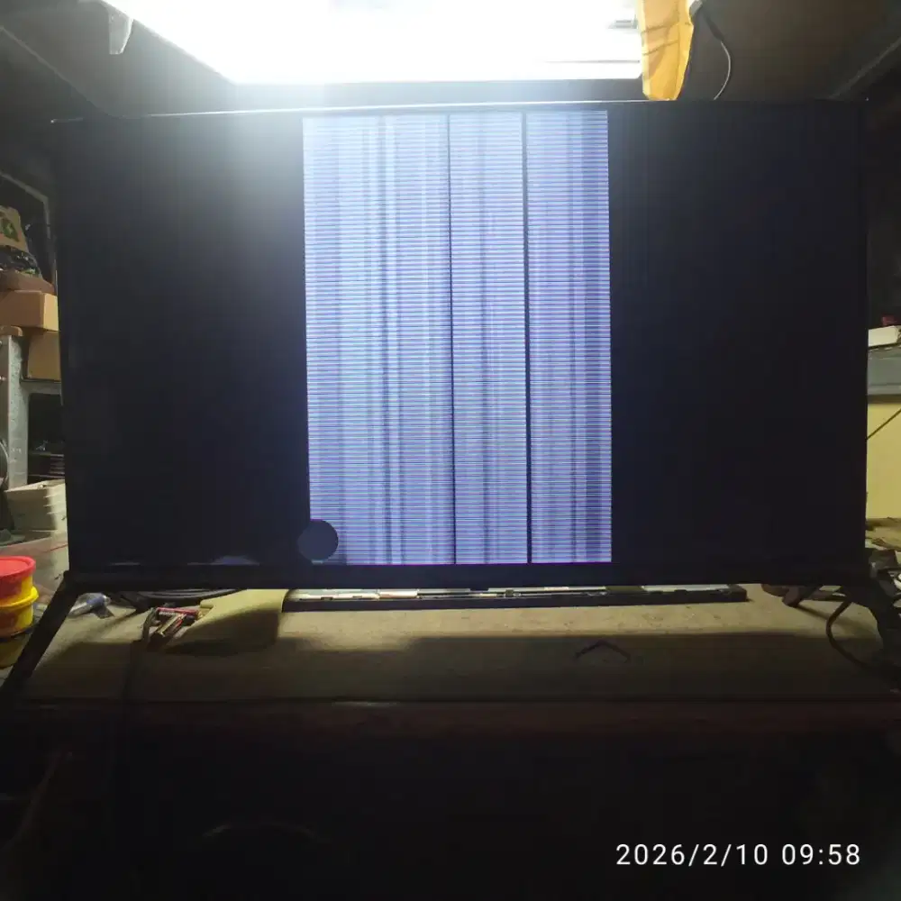 Tv smart Polytron 32 hidup, layar garis