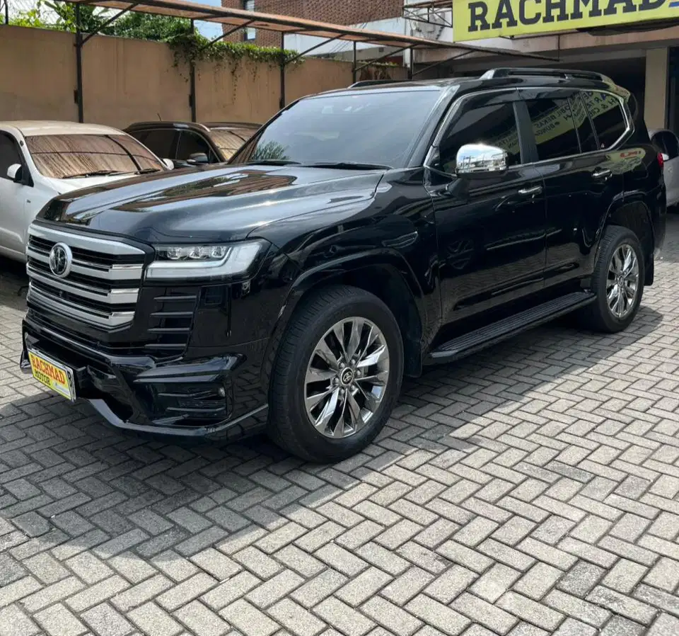 Toyota Land Cruiser VXR 2023 Hitam A/T 3.3cc