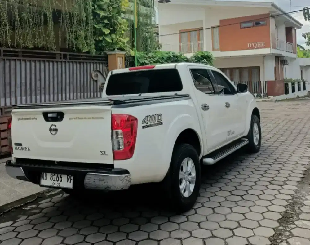 Dijual Nissan Navara SL NP300 D-Cab 4x4 Turbo diesel asli AB low KM