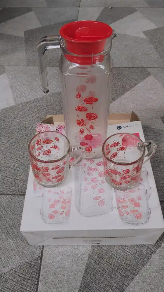 Satu Set Gelas dan Teko Kaca