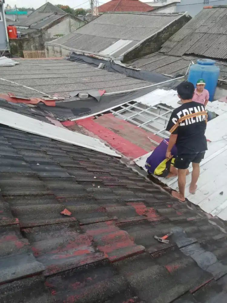 Tukang dan perbaikan atap bocor terdekat