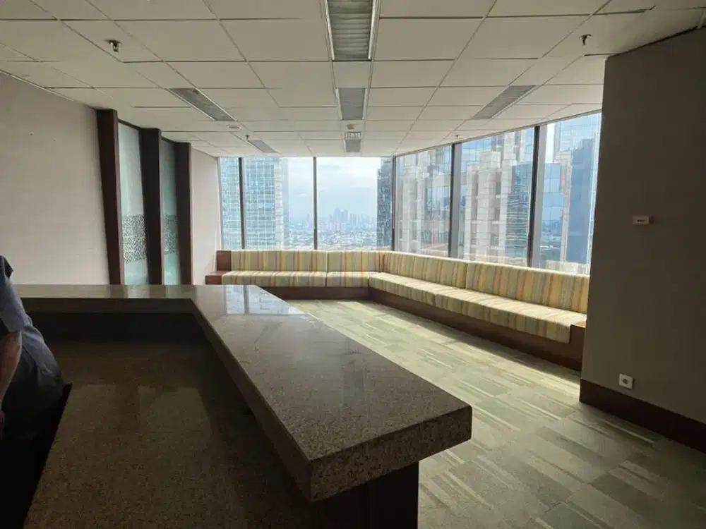 SEWA KANTOR DI JAKARTA SELATAN  SUDIRMAN  128M2  SEMI FURNISHED  250K  NEGO