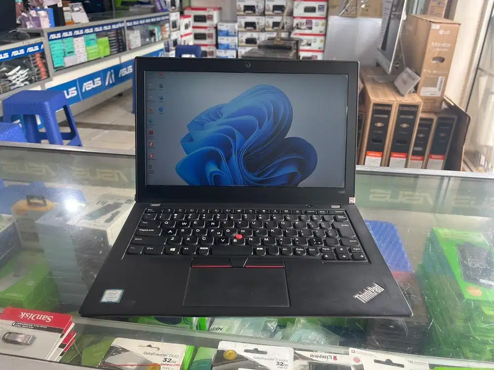 Laptop Lenovo Thinkpad i5 gen8 Ram 8gb ssd 256gb garansi 6bln