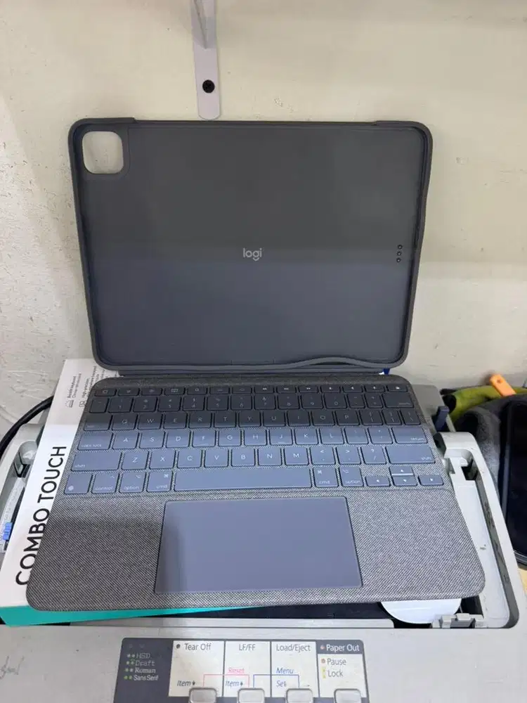 Logitech combo touch keyboard ipad pro 11-inch M1 M2 2020 dll original