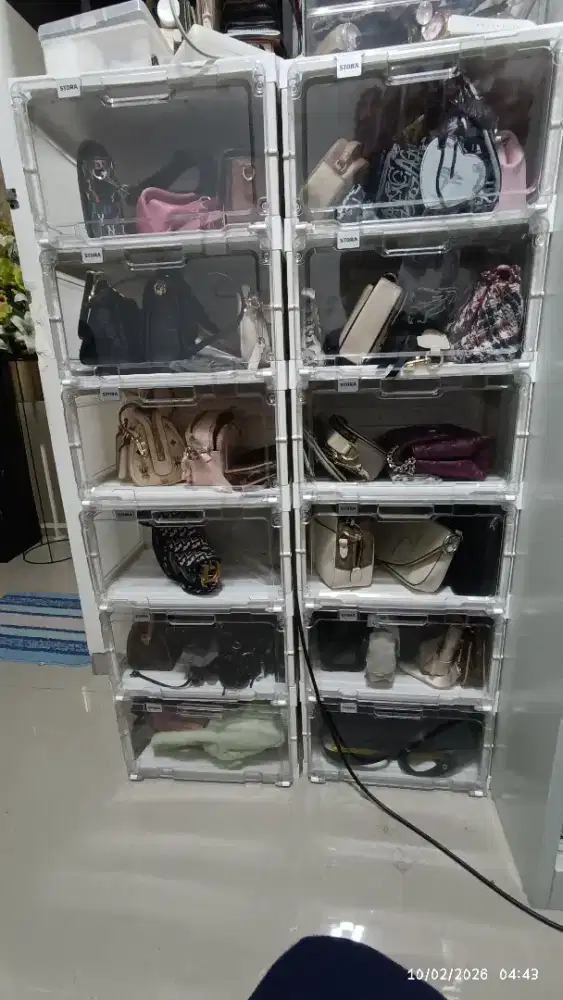 Lemari sepatu atau tas ada lampunya