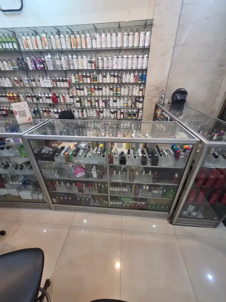 Dijual etalase kaca murah