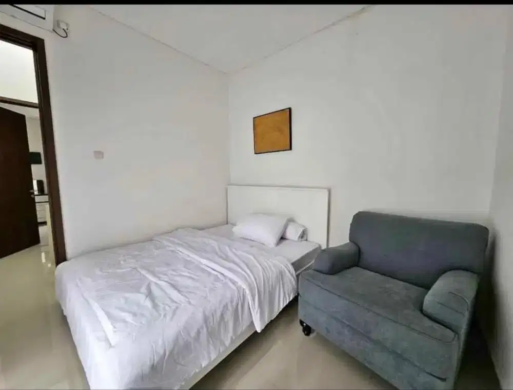 1 Set Tempat Tidur Informa Original – Putih Minimalis (Jual Rugi)