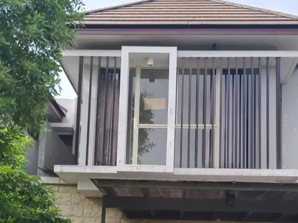 Disewakan Rumah 2 Lantai Semi Furnish Siap Huni di Graha Natura Surabaya Barat