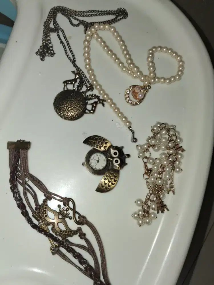 Aneka barang kesenangan dari kalung,gelang .jam
