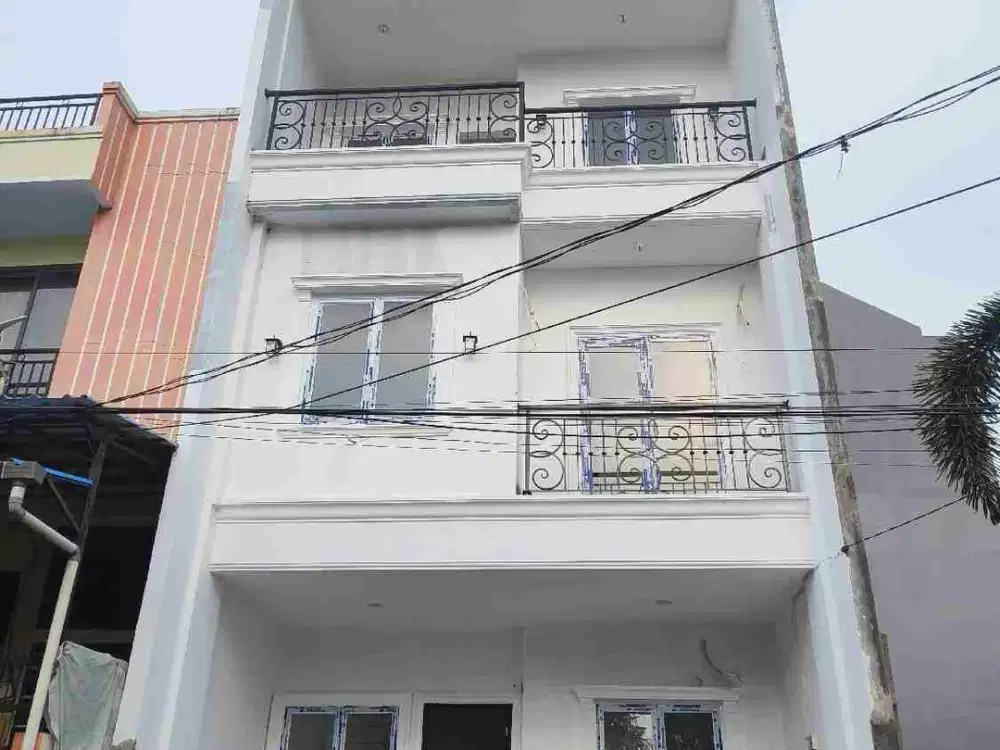Rumah Baru 3 Lantai Facade Neo Classic Minimalis di Duri Kepa