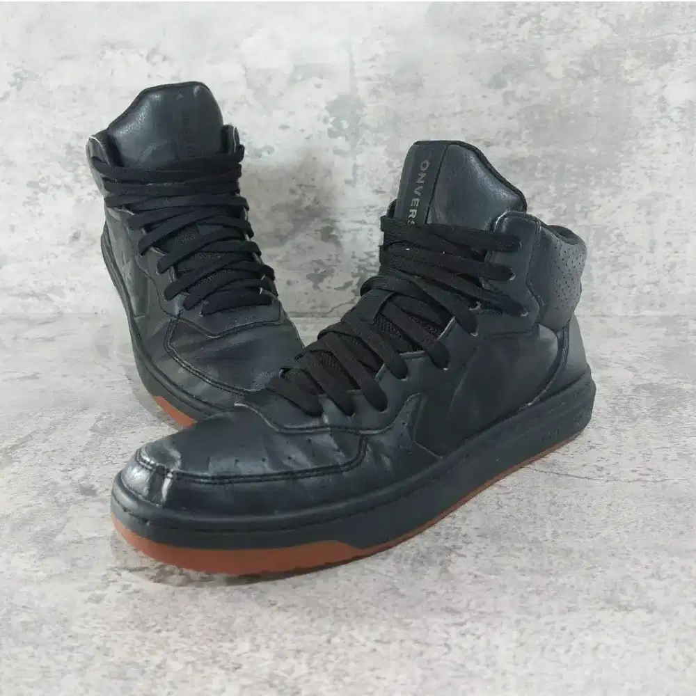 Sepatu Converse Adult Rival Leather Mid Top Sneaker