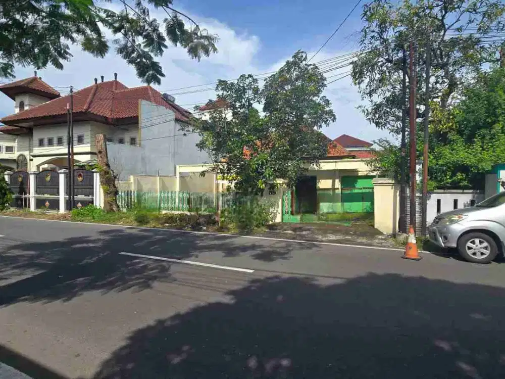 Rumah Lama Strategis Hitung Tanah di Manahan, Banjarsari, Solo