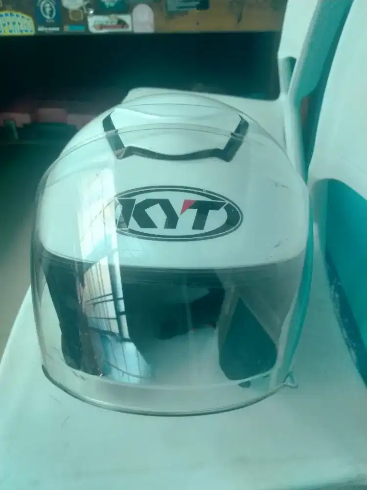Helm KYT bekas kondisi mulus