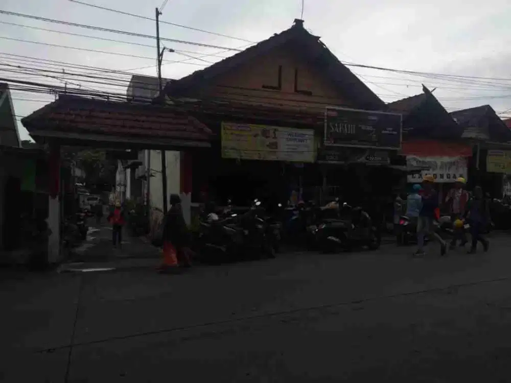 Dijual murah via lelang rumah di raya kapten Darmo Sugondo .Kebomas Gresik