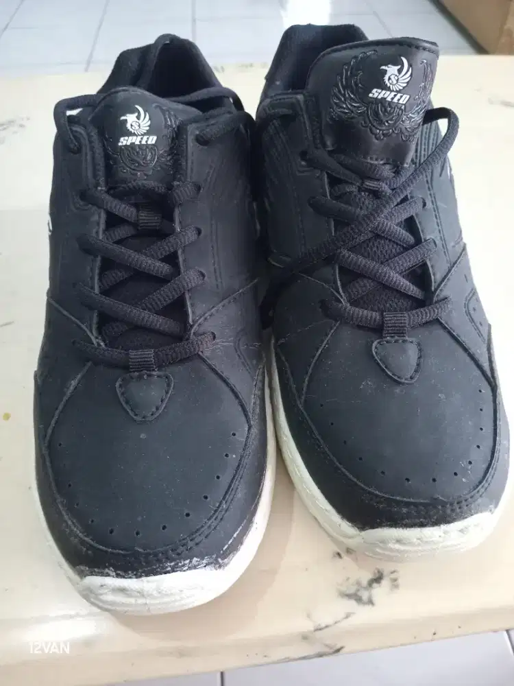 Sepatu sneaker warna hitam dan putih. Mantap