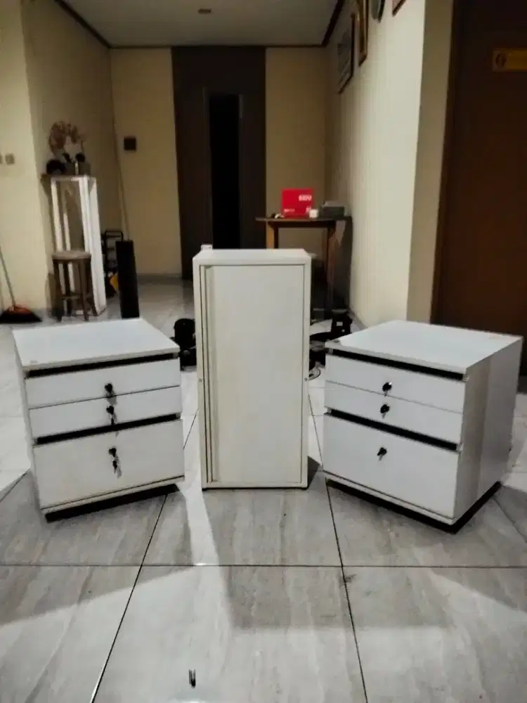 laci dan rak untuk kantor atau rumah
