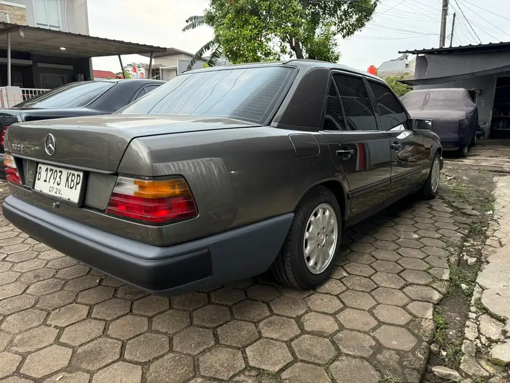 Mercedes-Benz E300 1988 Bensin