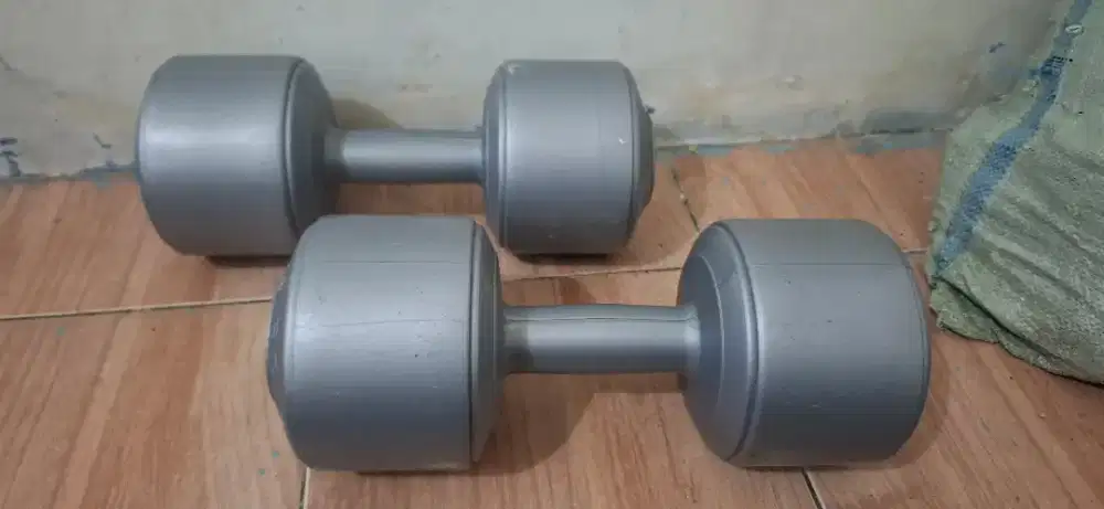 BU DIJUAL CEPAT 1 PASANG BARBEL PLASTIK 10 KG TOTAL 20 KG  HARGA NEGO