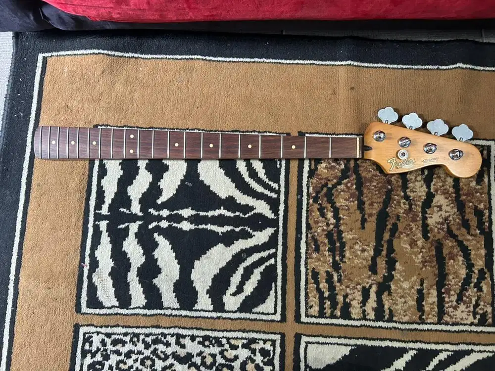Neck fender jazz bass