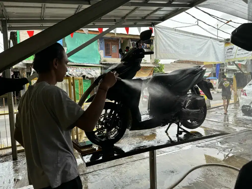 Karyawan Cuci Stim Mobil dan Motor