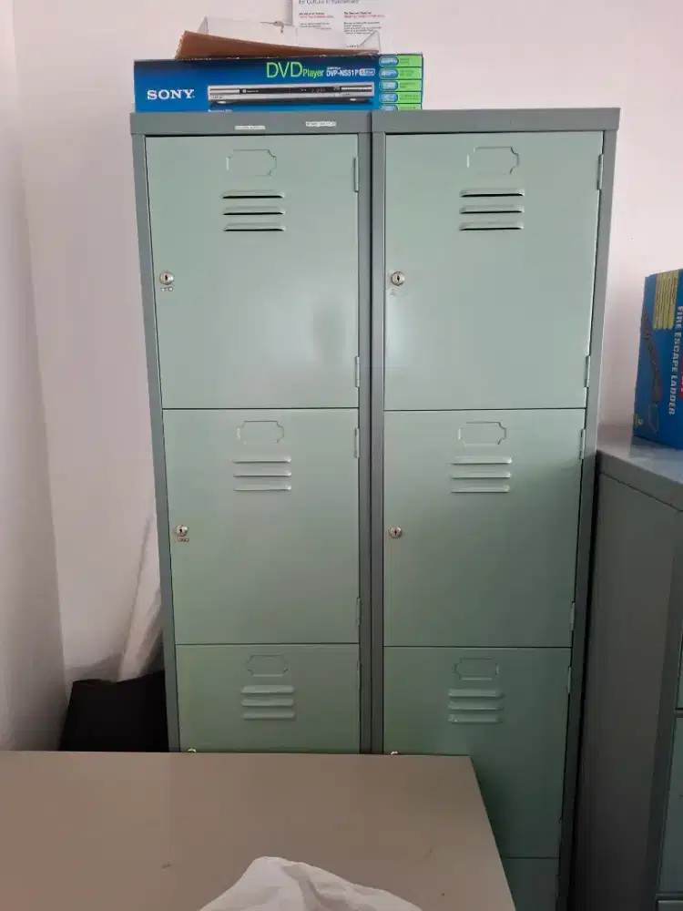 Lemari locker besi