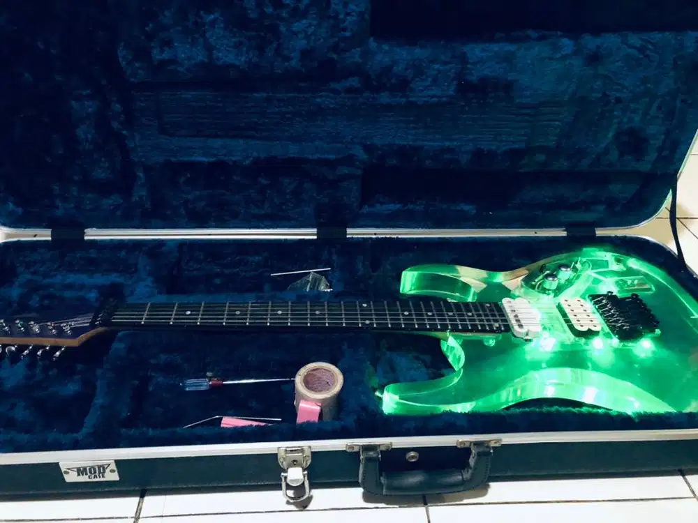 Gitar ibanez akrilik lampu hijau