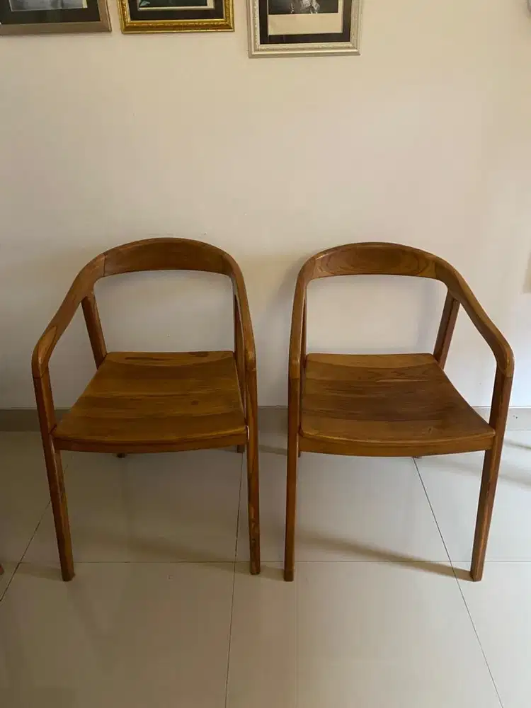 2 Kursi Kayu Makan