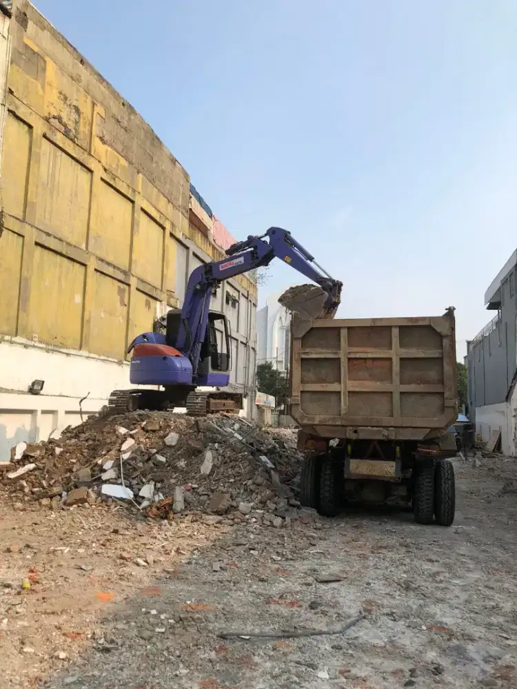 Bongkaran bangunan rumah tua pengurugan tanah