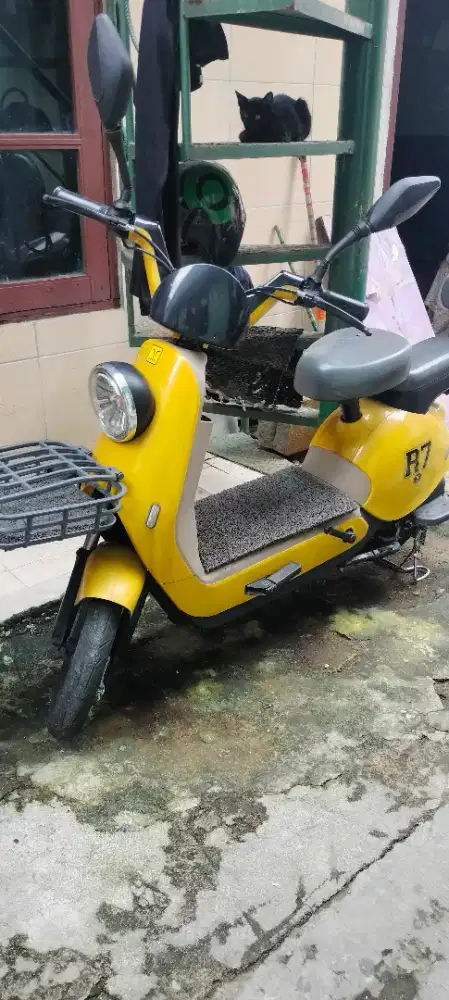 Dijual sepeda listri u winfly kuning